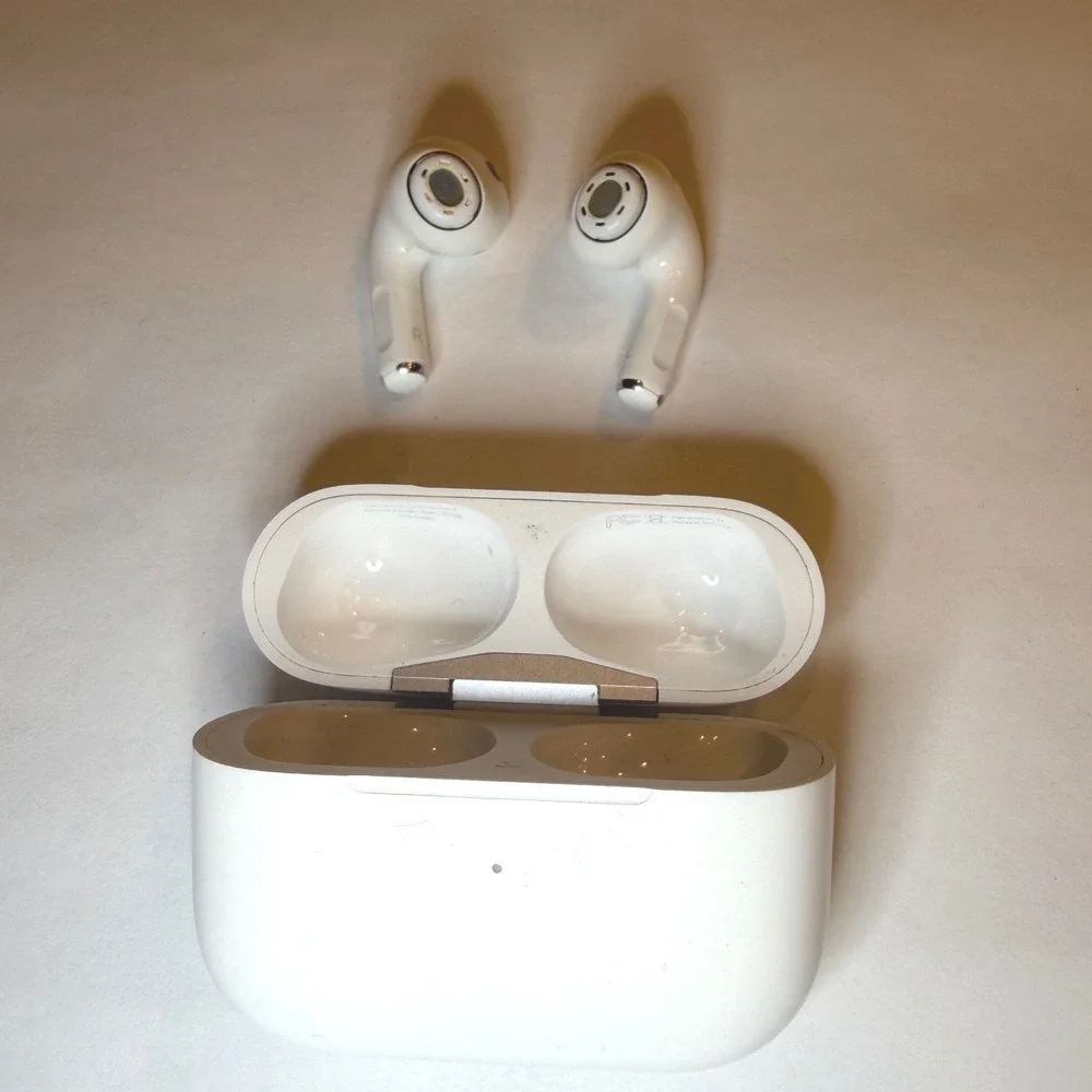 Apple AirPods Pro 1st Gen Wireless Earbuds & MagSafe Charging Case A2190 White